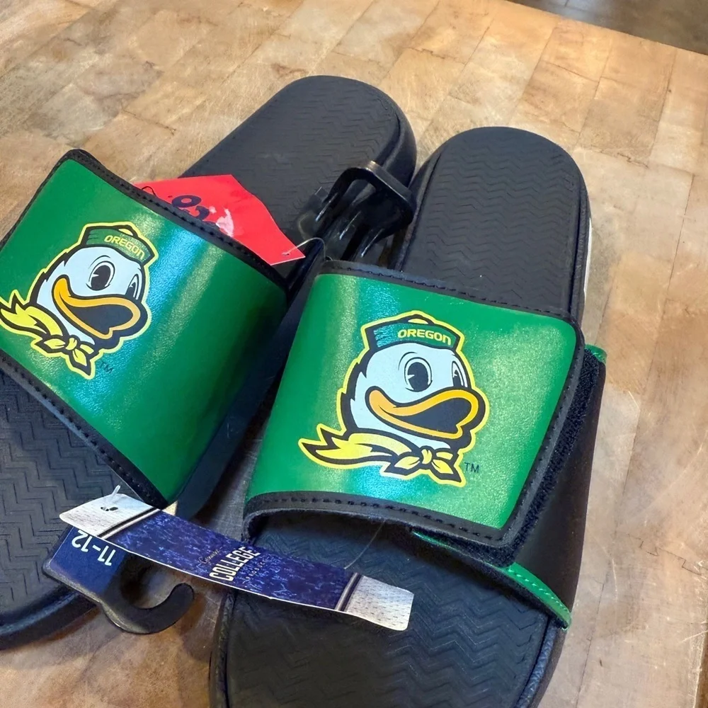 Oregon Ducks Men’s Sz 11/12 Slide Sandals Slip On Green and Black Brand New